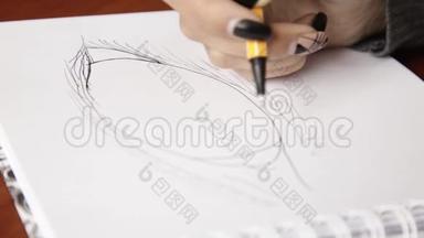 女人在笔记本上画素描，用铅笔在素描本上画眼睛